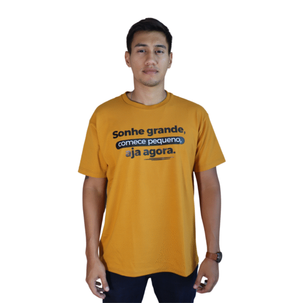 Camiseta masculina Sonhe grande, comece pequeno algodão menegotti mostarda