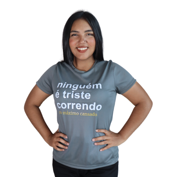 Camiseta feminina ninguém é triste correndo cacharrel cinza chumbo