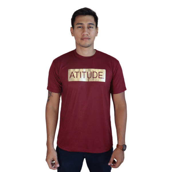 Camiseta masculina Atitude malha PV vinho vinil dourado