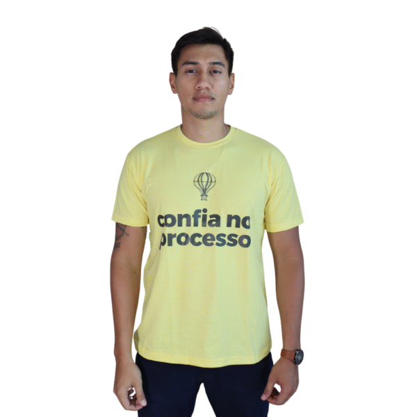 Camiseta masculina Confia no processo algodão menegotti amarelo