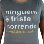 Camiseta feminina ninguém é triste correndo cacharrel cinza chumbo - Imagem 2