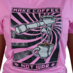 Camiseta feminina Make coffee not war malha pv rosa tutti frutti - Imagem 2