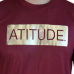 Camiseta masculina Atitude malha PV vinho vinil dourado - Imagem 2